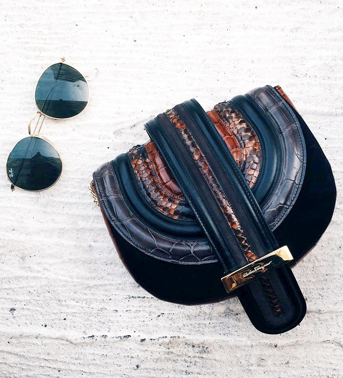 Entre mix de mati�res et ergonomie faussement classiques, le Wave Flap de Ferragamo a tout bon !