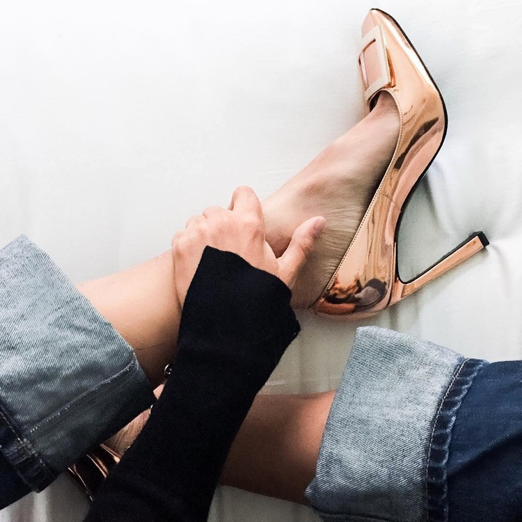 Escarpins aux reflets insolents + jean � large revers = le bon mix