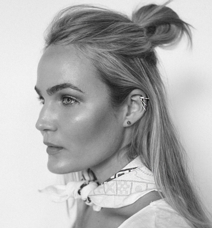 Entre demi-queue, foulard nou� pr�s du cou et bijou d'oreille, cette jeune femme a tout bon !