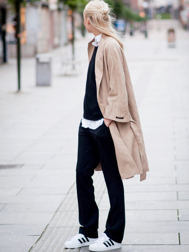 Oui au pantalon droit tombant g�n�reusement sur les baskets !