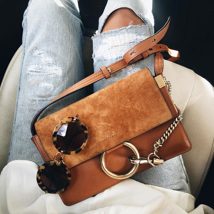 Sac en daim caramel + lunettes de soleil rondes en �cailles + jean destroy = le bon mix