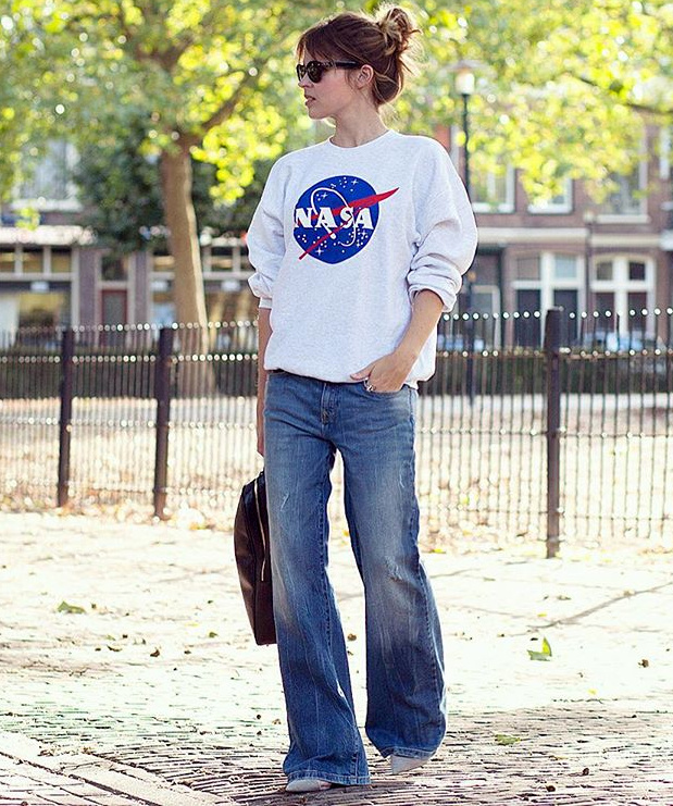 Jean flare loose + sweat-shirt fun + chignon haut coiff� d�coiff� = le bon mix