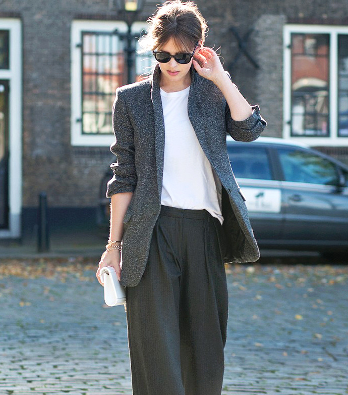 Pantalon large � pinces + tee-shirt blanc + long blazer = le bon mix