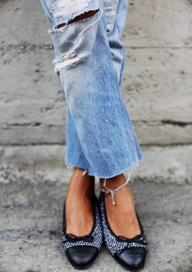 Jean boyfriend destroy coup� court sur la cheville + ballerines ultra sages = le bon mix