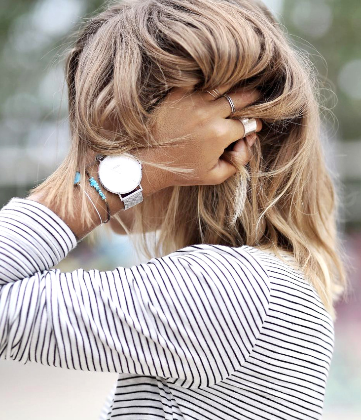 Cheveux l�g�rement textur�s + marini�re � rayures tr�s fines + fins bracelets = le bon mix