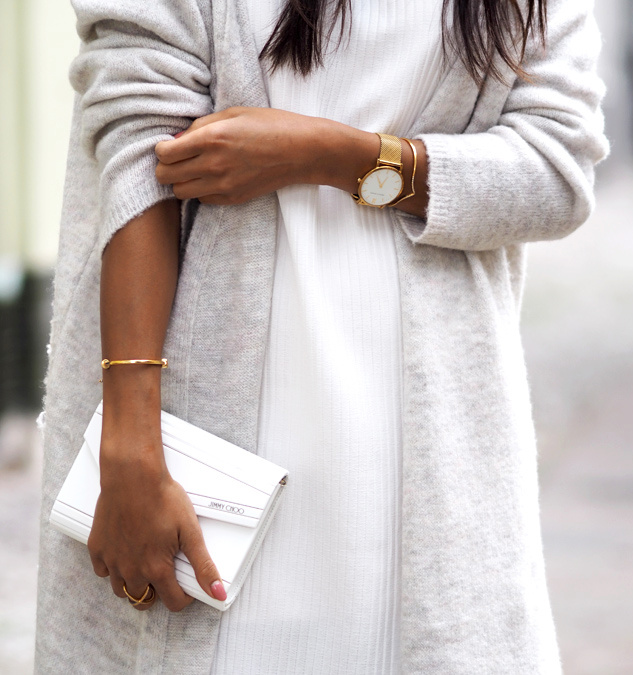 Long gilet gris perle + robe pull blanche + bijoux fins dor�s + peau bronz�e = le bon mix