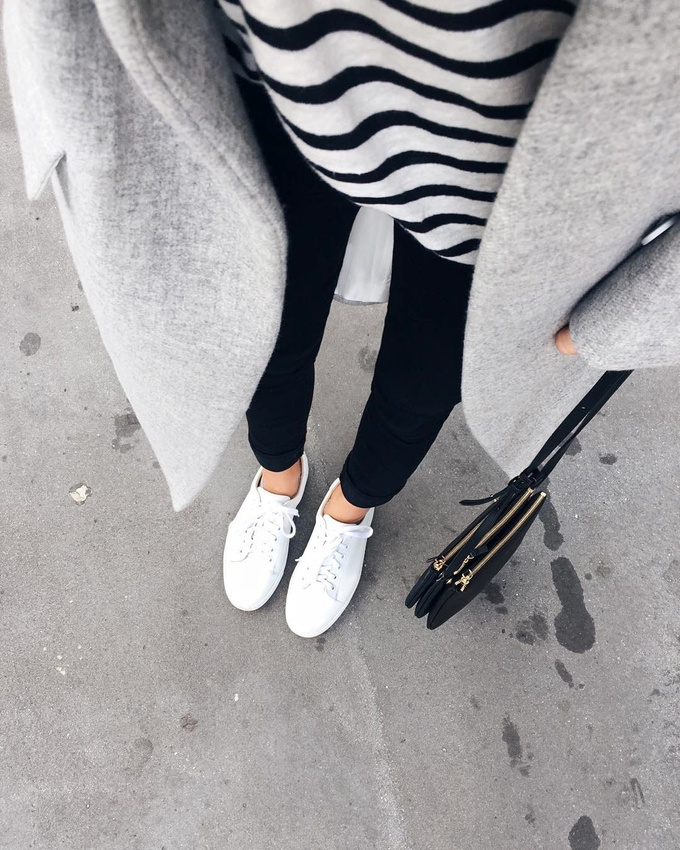 Manteau gris clair + marini�re + baskets blanches = le bon mix
