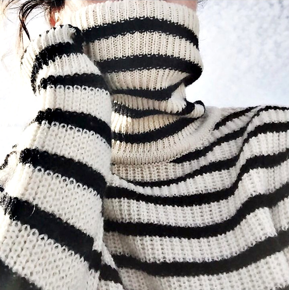 Rien de tel qu'un pull-over ray� � col roul� pour r�chauffer un look automnal !