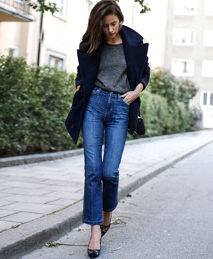 Jean taille haute 7/8 l�g�rement �vas� + caban + escarpins en dentelle = le bon mix