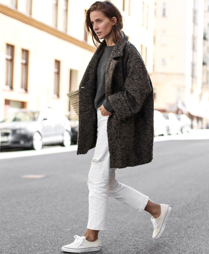 Manteau gris oversize + jean boyfriend blanc 7/8 + baskets blanches = le bon mix
