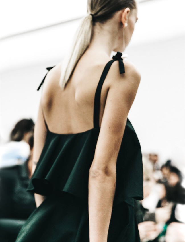 Entre fines bretelles nou�es sur l'�paule, volants g�n�reux et noir r�glisse, ce top Salvatore Ferragamo a tout bon