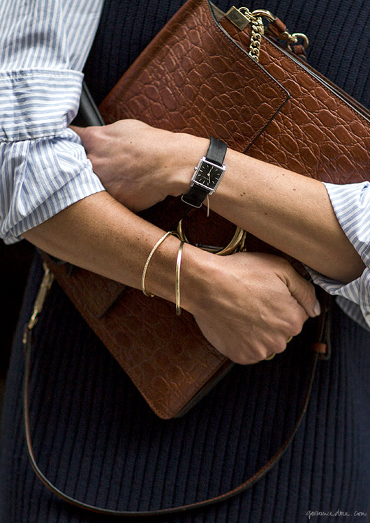 Chemise ray�e + pull bleu marine + bracelet dor� + sac en cuir marron fa�on croco = le bon mix