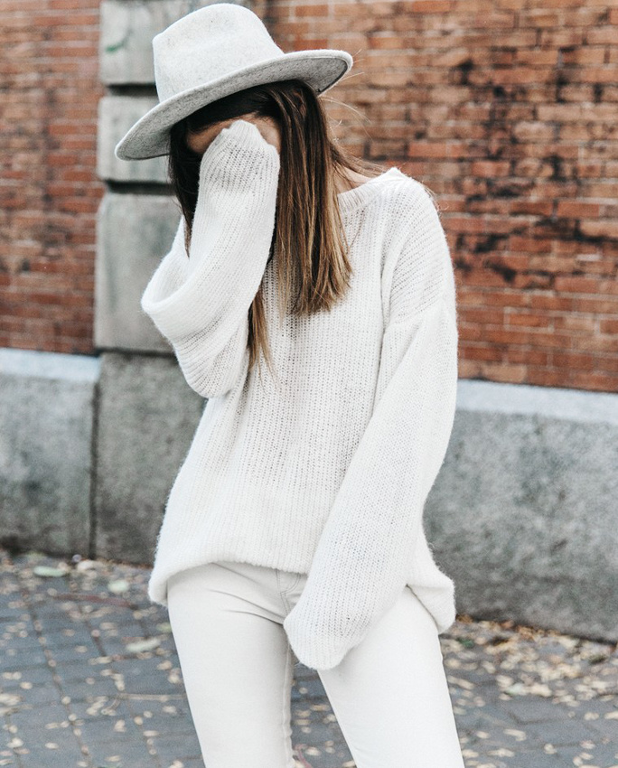 Pull blanc mousseux + slim blanc + chapeau gris = le bon mix