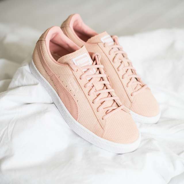 Wanted : une paire de baskets rose p�le, � porter avec un pantalon gris oversize ou un flare brut