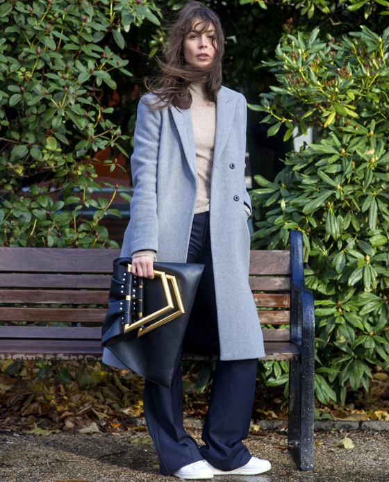 Pardessus gris + pull fin col roul� camel + pantalon large bleu marine + baskets blanches = le bon mix