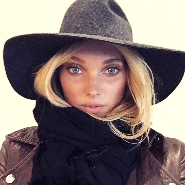 Chapeau � larges bords + cheveux coinc�s dans l'�charpe + perfecto en cuir noir = le bon mix