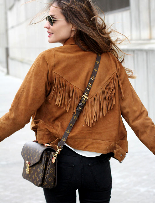 Une fois extraite du folklore western, la veste � franges en daim ne manque pas de charme !