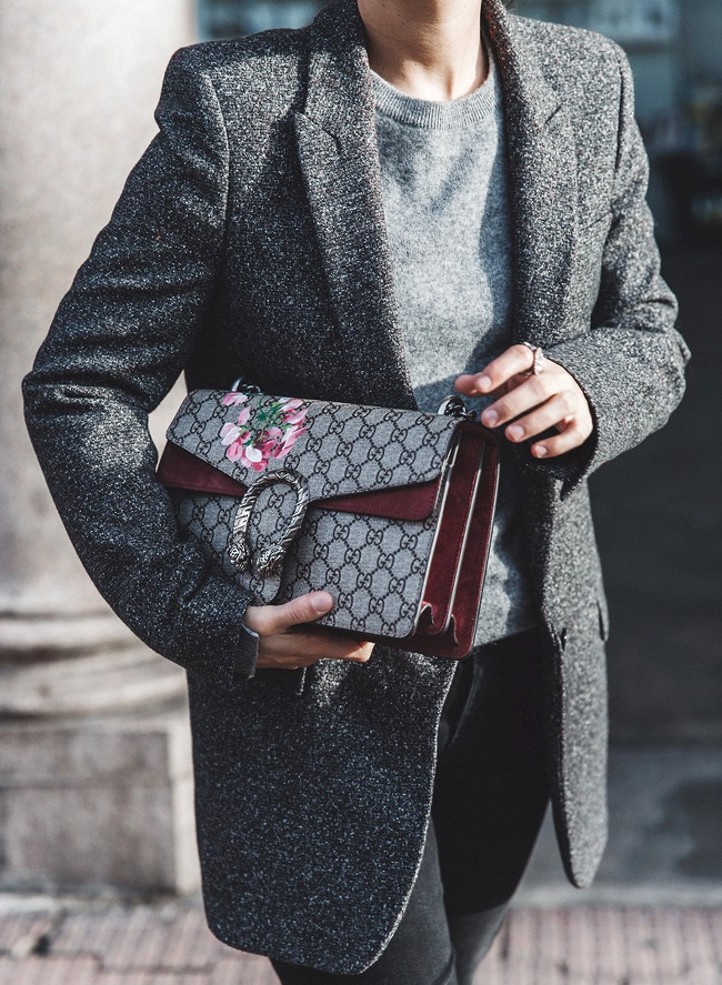 Long blazer gris + petit pull gris clair + sac chic = le bon mix