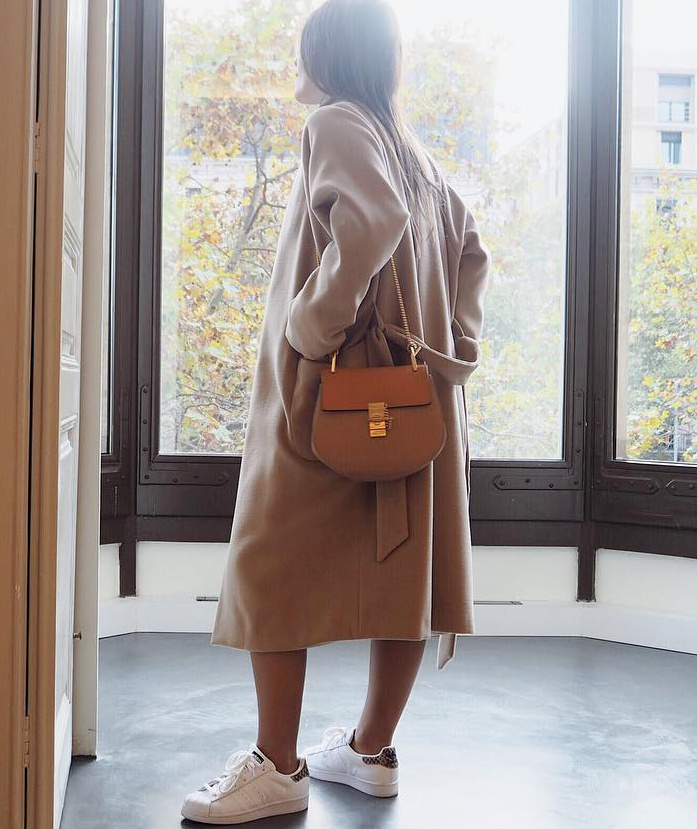 On ne se lasse pas du duo manteau camel 3/4 + baskets blanches !