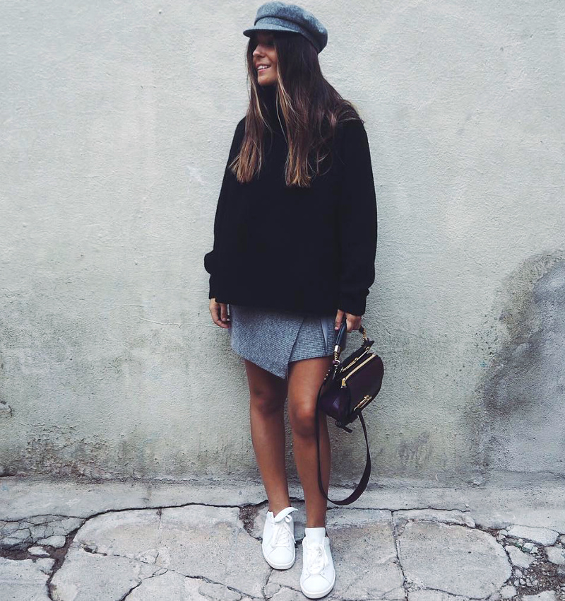 Maxi pull bleu marine + jupette portefeuille grise + baskets blanches = le bon mix