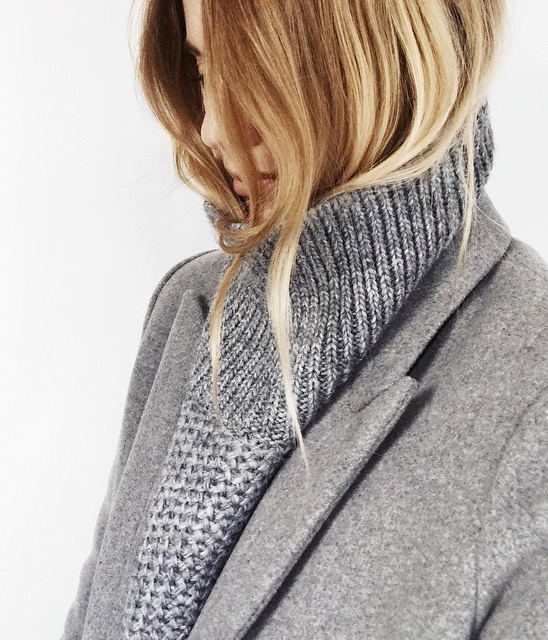 Rien de tel qu'un pull col roul� port� le col d�roul� pour remplacer une �charpe !