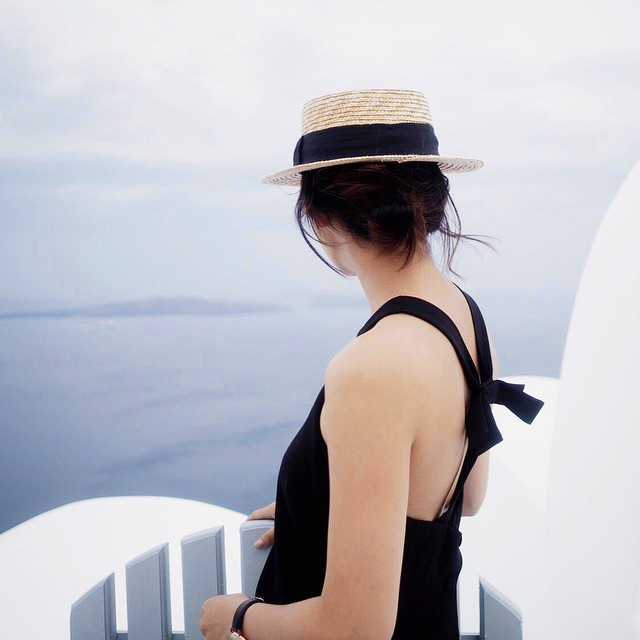 Canotier + chignon + robe noire floue et chic = le bon mix