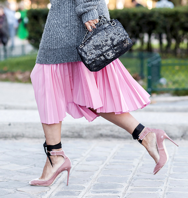 Jupe midi pliss�e + maxi pull + escarpins = le bon mix