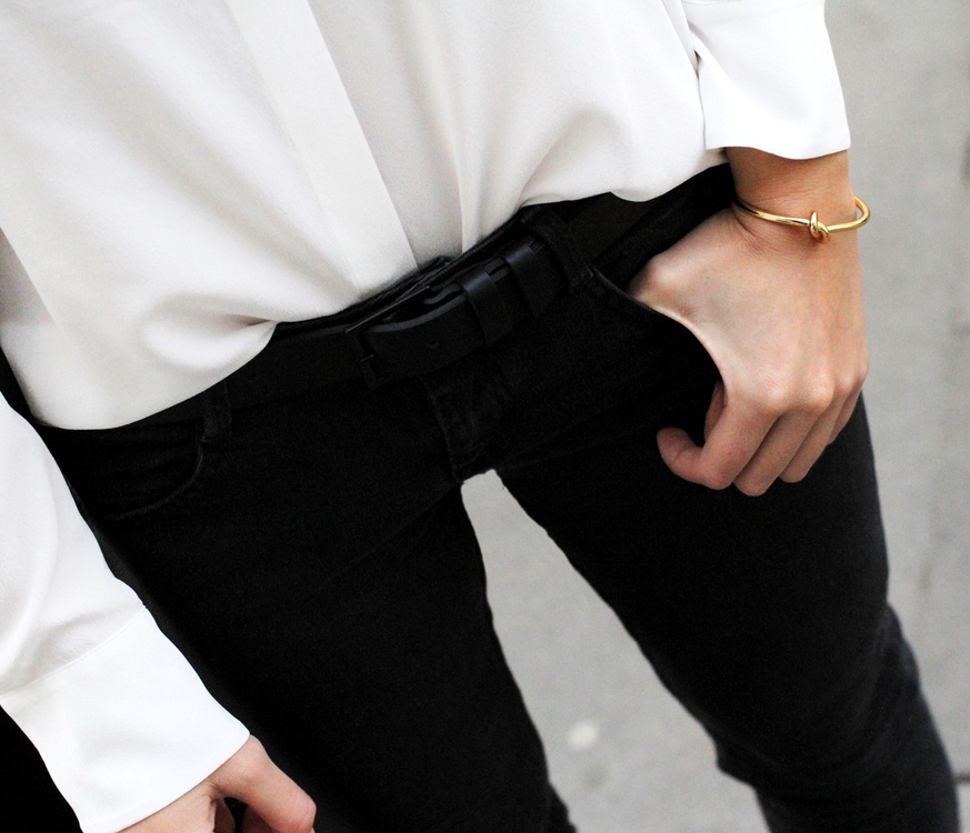 Rien de tel qu'un bracelet dor� conceptuel pour rehausser un duo noir et blanc !