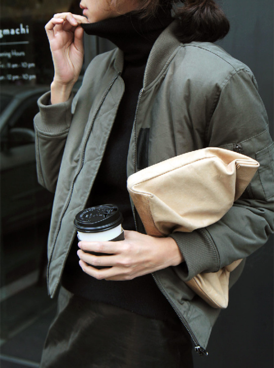 Blouson kaki + pull fin col roul� noir = le bon mix