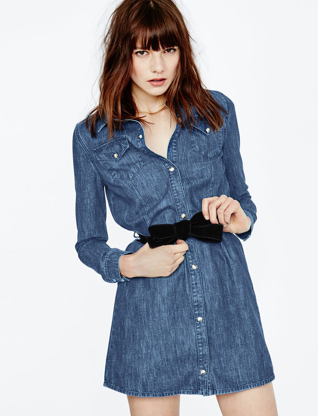 Rien de tel qu'une ceinture en velours noir pour rehausser une simple robe chemise en jean !