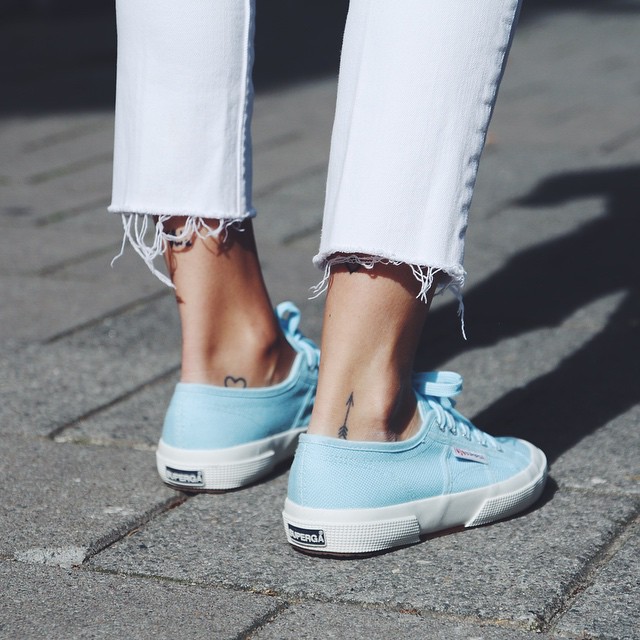 Slim blanc coup� court sur la cheville + baskets bleu ciel = le bon mix