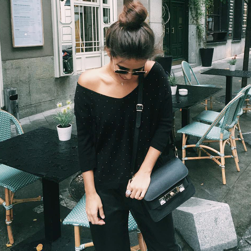 Oui au pull-over col V d�nudant les �paules !