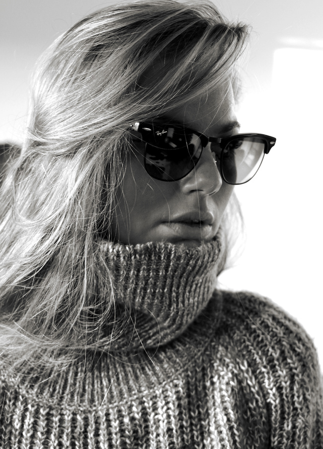 Pull col roul� port� le col d�roul� + lunettes Clubmaster + cheveux d�tach�s = le bon mix