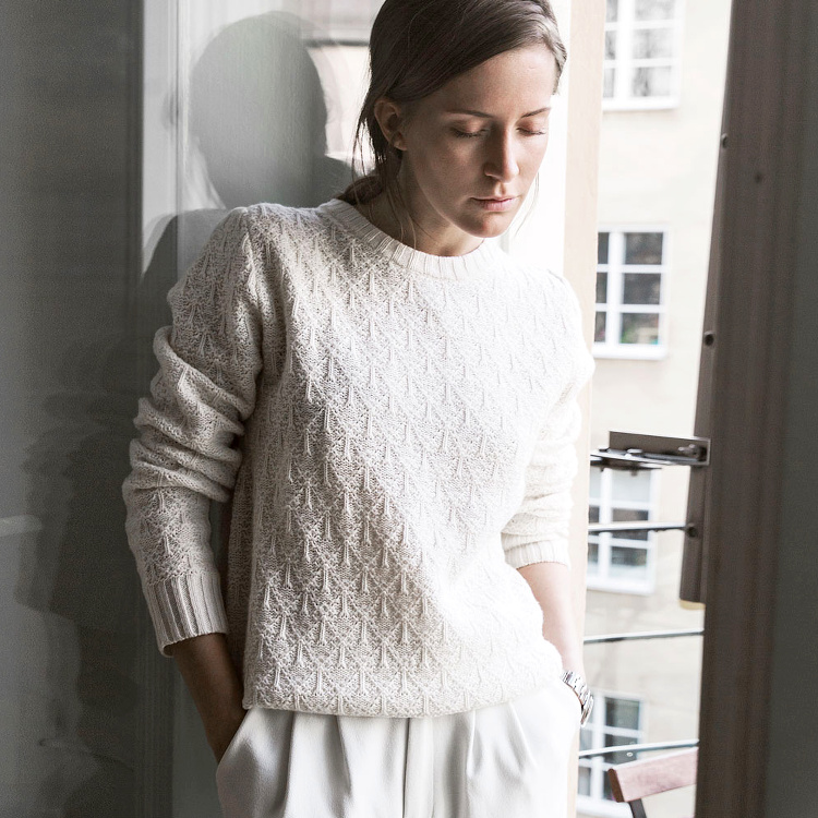 Pull blanc cass� + pantalon large blanc = le bon mix