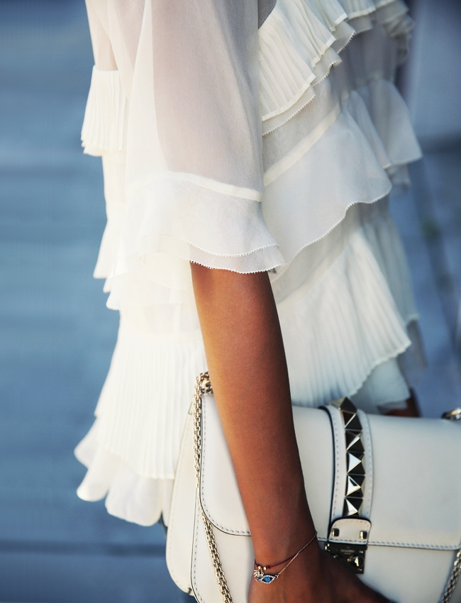 Rien de tel qu'un sac rock pour booster une blouse � volants !