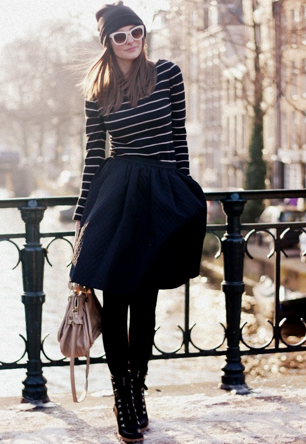 Marini�re moulante + jupe bouffante + collants ultra opaques + bonnet = le bon mix