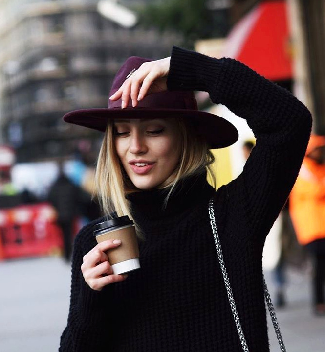 Chapeau bordeaux + pull col roul� noir = le bon mix