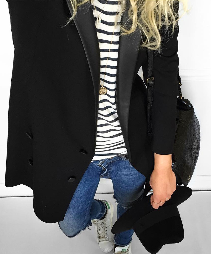 On ne se lasse pas du trio blazer long carbone/marini�re loose/sautoir m�daille !