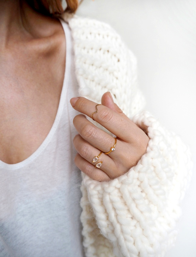 Oui au contraste entre maille ultra g�n�reuse, coton loose et bagues d�licates !