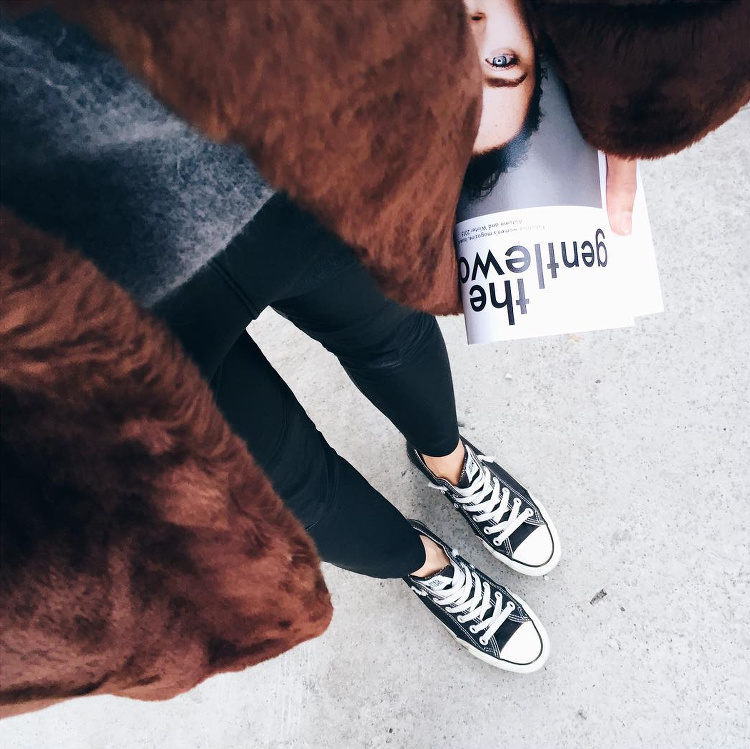 Fausse fourrure chocolat + slim noir + converses hautes noires = le bon mix