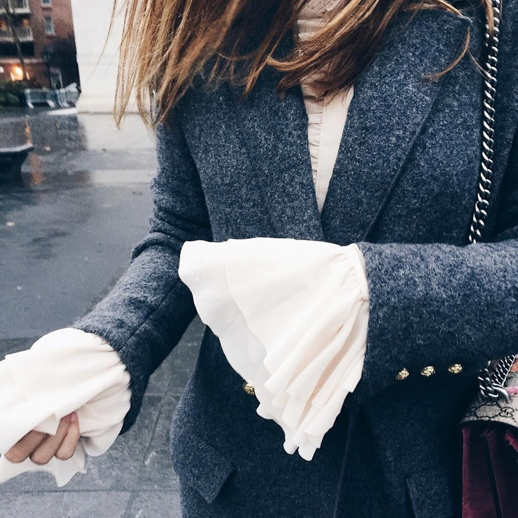 Blazer masculin en drap de laine + blouse aux poignets volant�s = le bon mix