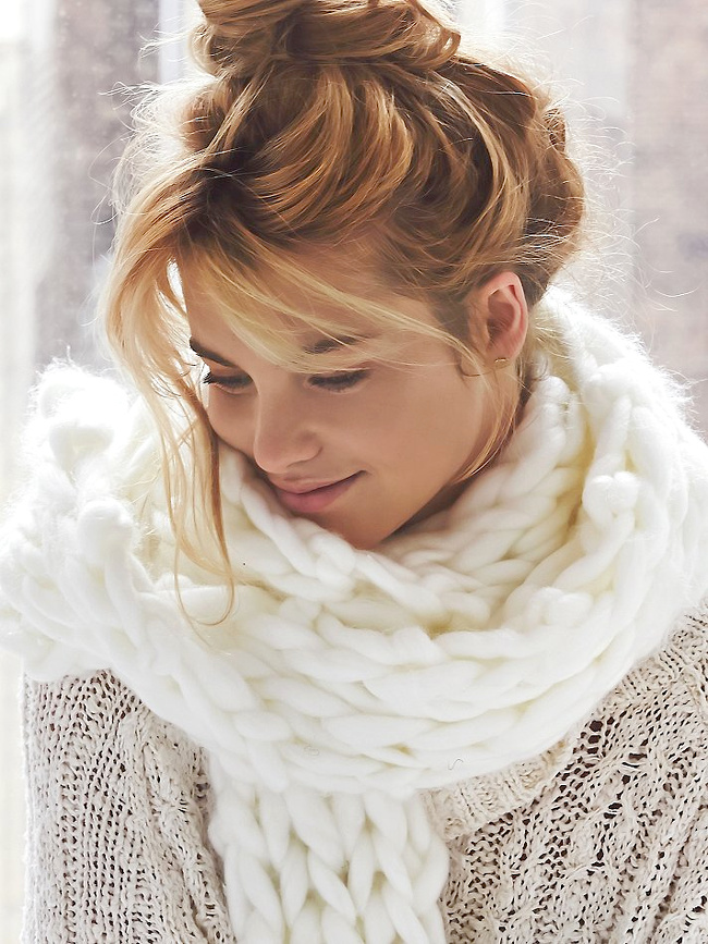 Chignon haut flou + �charpe blanche ultra cosy = le bon mix