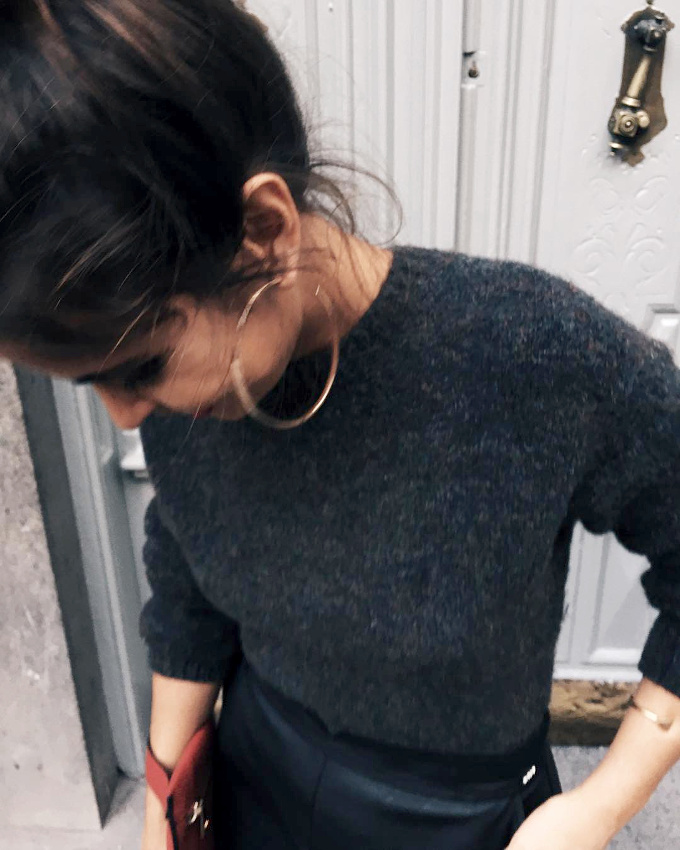 Maxi cr�oles dor�es + pull fin + chignon haut l�g�rement flou = le bon mix