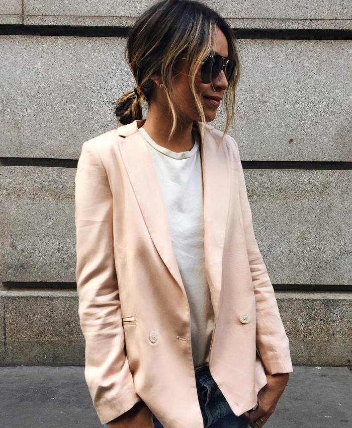 Rien de tel qu'un blazer poudr� pour rehausser le duo tee-shirt blanc/jean brut !