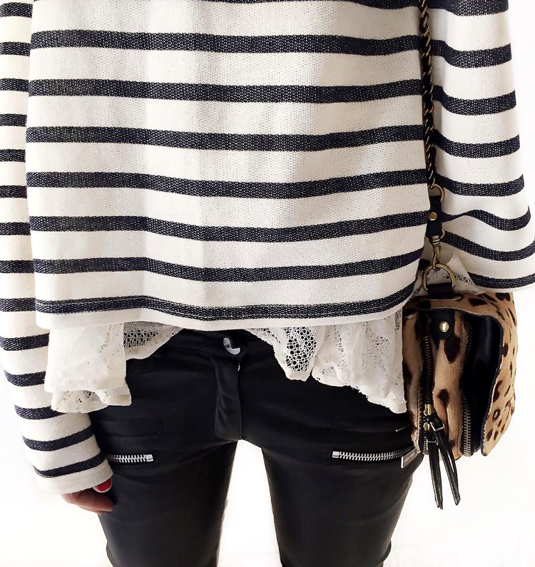 Rien de tel qu'un top en dentelle pour twister une marini�re !