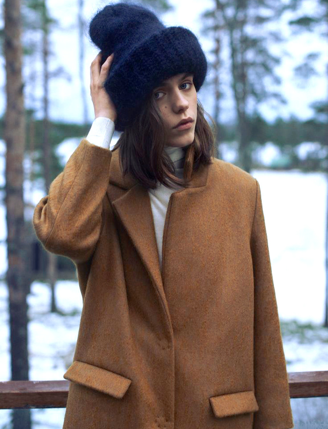 Maxi bonnet bleu marine + sous-pull blanc + pardessus noisette = le bon mix