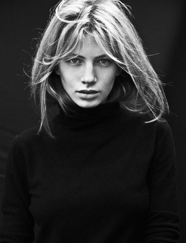 Oui aux cheveux blonds gliss�s dans un col roul� r�glisse !