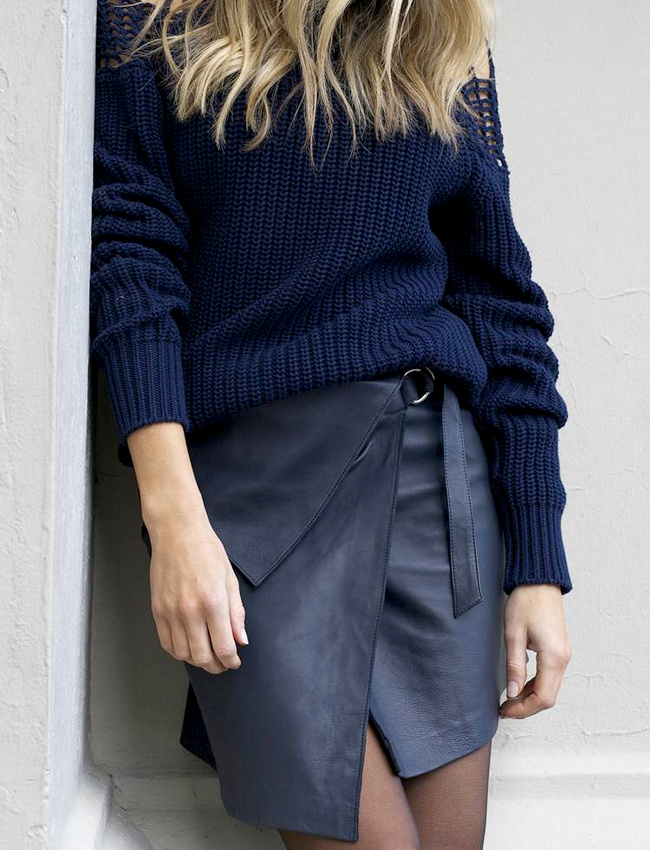 Pull masculin bleu marine + jupe portefeuille en cuir = le bon mix