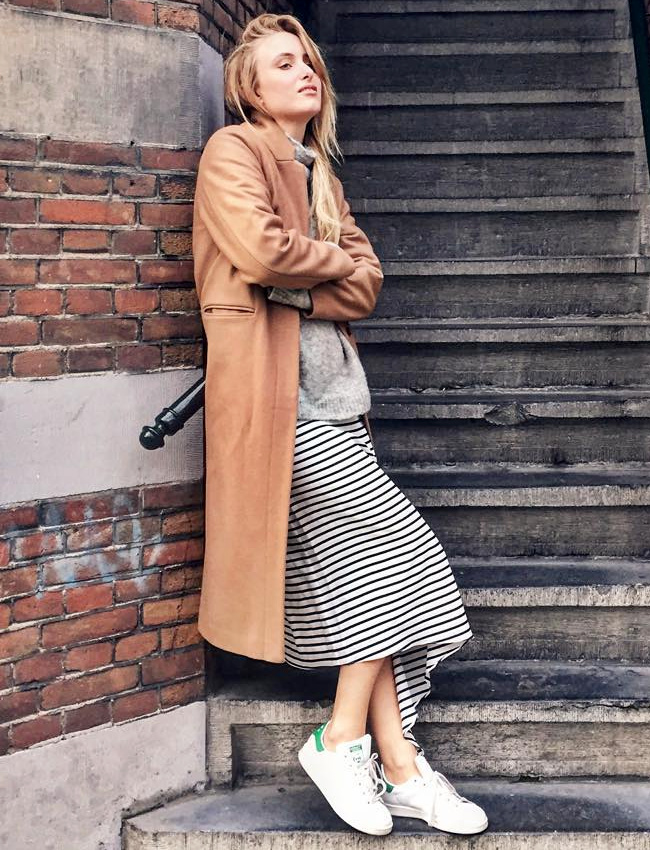 Robe marini�re + manteau camel + baskets blanches = le bon mix