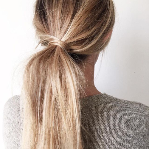 Simple et chic, la queue de cheval nou�e avec une m�che de cheveux a tout bon !